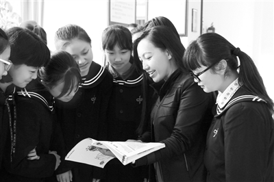 杨凤丽老师与学生在一起.jpg