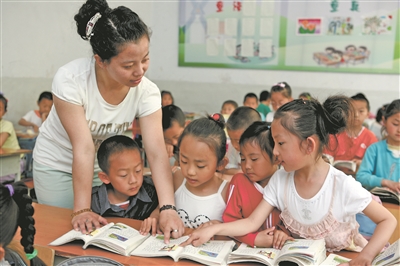 黑龙江省鸡西市和平小学学生在老师的指导下开展阅读.jpg