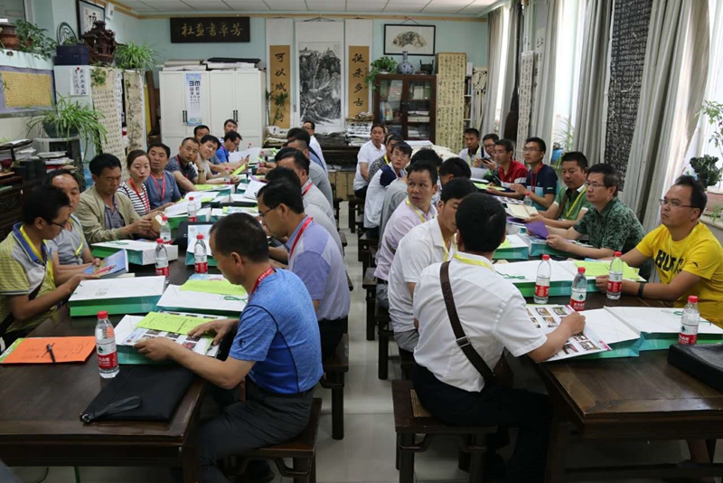 早早到达学校等待听课的学员们_副本.jpg