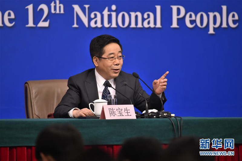 这是陈宝生回答记者提问。新华社记者 薛玉斌 摄.jpg